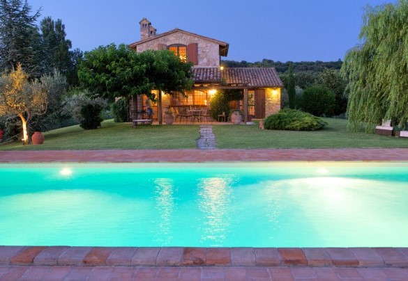The typical charm of Umbrian farmhouses, framed by a very well-kept garden - Casal del Salice