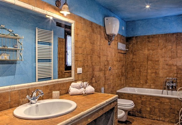 Bathroom with tub on the ground floor in the annex - Casal del Salice