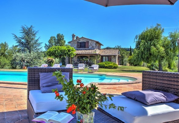 The pool and the house in the background - Casal del Salice
