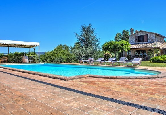 The pool is positioned on the same level as the main house - Casal del Salice