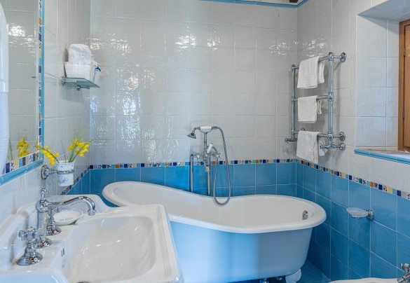 Bathroom n.1 with tub next to room n.1 - Casal Parro