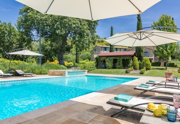 The pool area is equipped with sun beds, umbrellas and a cold-water shower - Casal Parro 