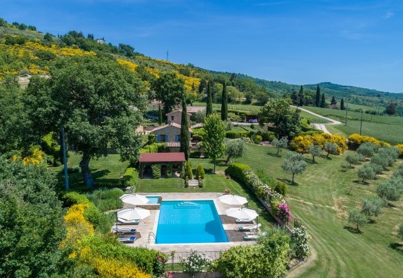 The enchanting property is surrounded by the splendid setting of the Umbrian countryside - Casal Parro