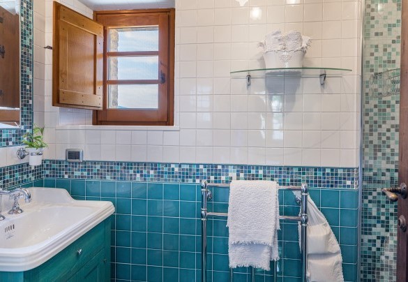 Bathroom with shower  n.2 en-suite with bedroom n.2 - Casal Parro 