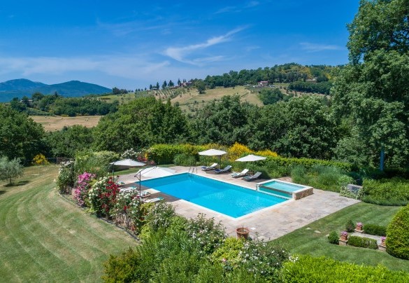 The beautiful landscape of the Umbrian hills embraces the pool - Casal Parro 