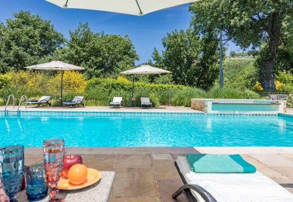 The captivating solarium surrounds the pool - Casal Parro 