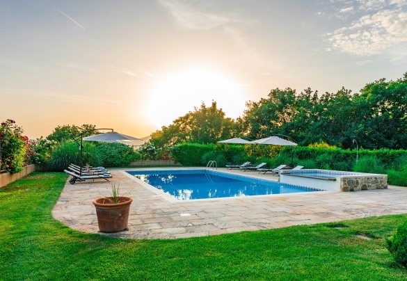 The fantastic swimming pool at sunset - Casal Parro