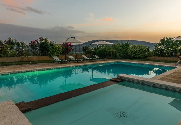 The breathtaking view from the pool towards the surrounding hills - Casal Parro