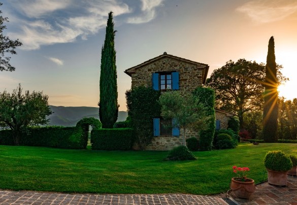 The beautiful stone house is surrounded by a rigorous garden - Casal Parro