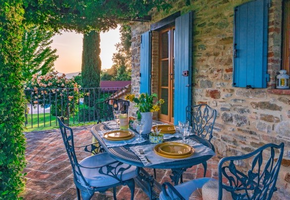 The cozy portico for outdoor dinners - Casal Parro