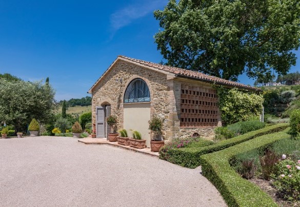 The annex is reached  from the main house crossing 30 m of lawn - Casal Parro