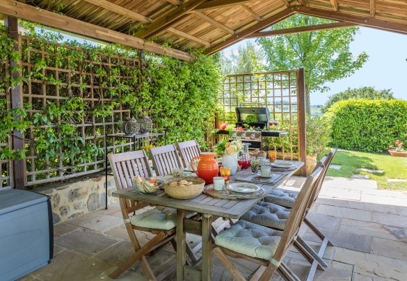 The pergola complete with portable barbecue, fridge, chairs and table - Casal Parro 