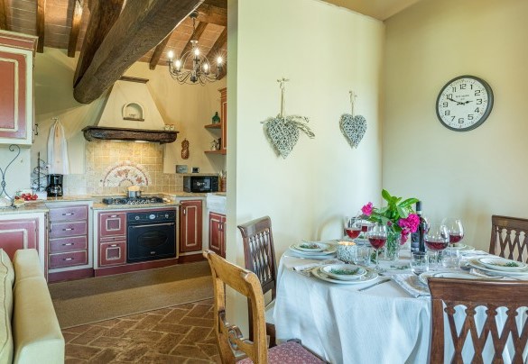 The dining area with the table set up for important dinners - Casal Parro