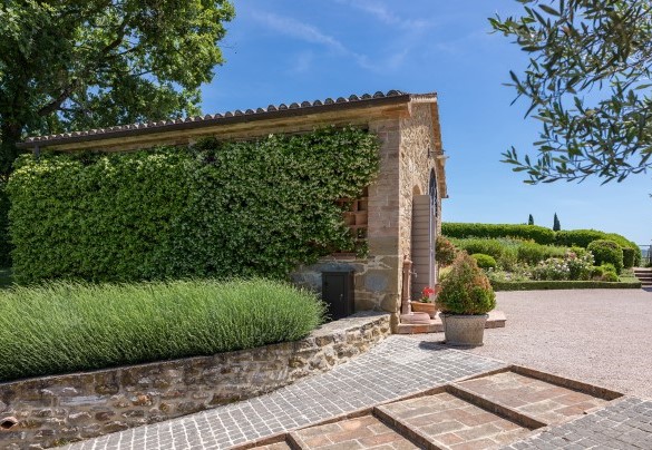 The annex is located at a slightly higher level than the main house - Casal Parro