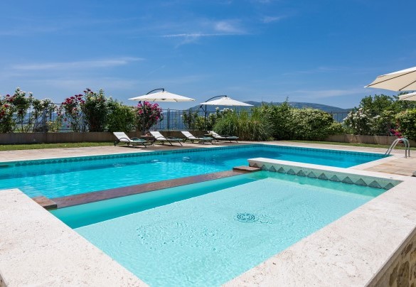 The beautiful swimming pool has a small raised pool - Casal Parro  
