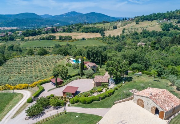 The park surrounding the property, overlooking the green landscape - Casal Parro 