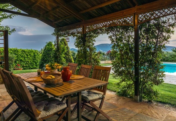  The romantic pergola is perfect for an aperitif at dusk - Casal Parro