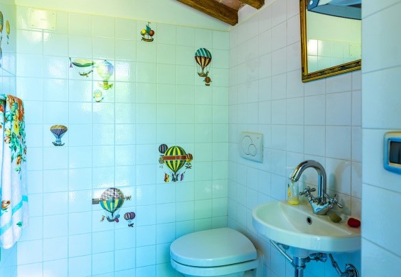 Guest bathroom a few meters away from the pool area - Casal Parro