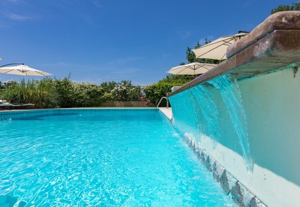 The small raised pool with a waterfall flowing towards the large pool - Casal Parro 