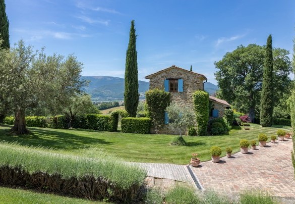 The wonderful garden and the house in the background - Casal Parro