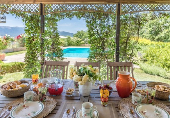 The nice pergola with the table prepared for outdoor dining  - Casal Parro 