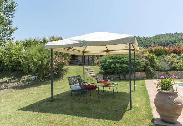 Il gazebo ombreggiante invita per un momento di relax - Casale al Doglio 