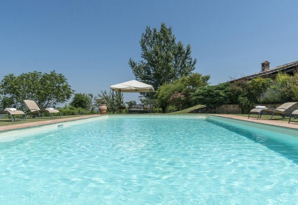 La piscina misura 12 x 6 metri - Casale al Doglio 