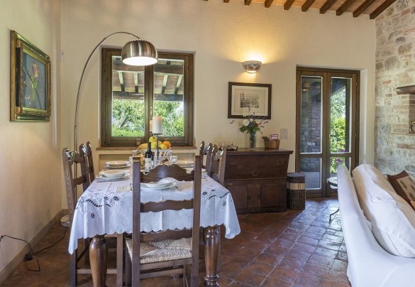 Il living con la tavola da pranzo e area salotto - Casale al Doglio 