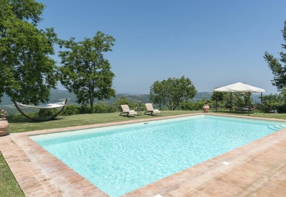 La piscina arredata con lettini - Casale al Doglio 