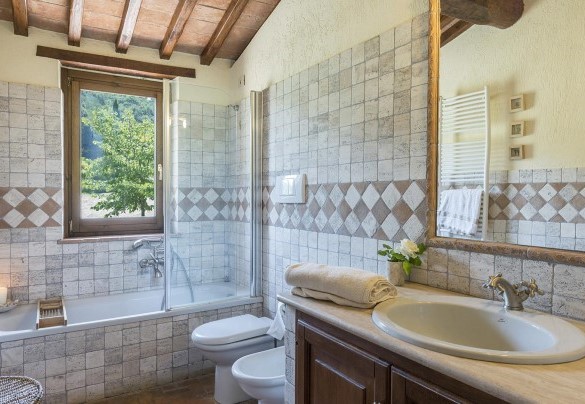 Bagno con vasca n.1 accanto alle camere n.1 e n.2 - Casale al Doglio