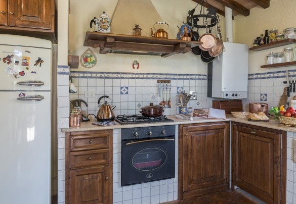 La cucina in muratura attrezzata in open con sala da pranzo e salotto - Casale al Doglio 