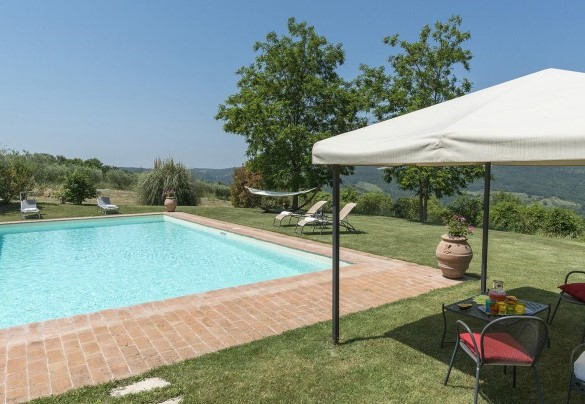 Il gazebo ombreggiato in zona piscina - Casale al Doglio 
