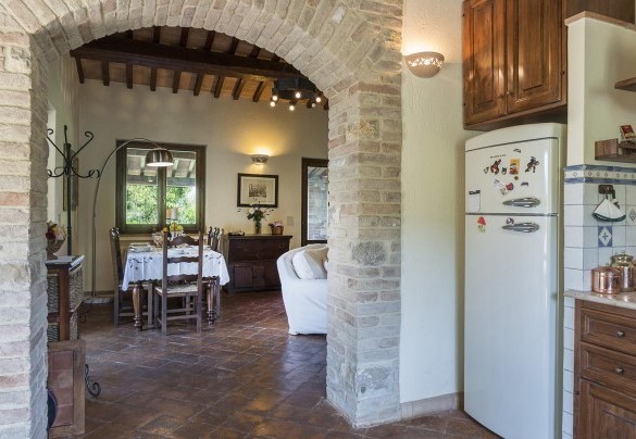 La cucina in muratura attrezzata in open con sala da pranzo e salotto - Casale al Doglio