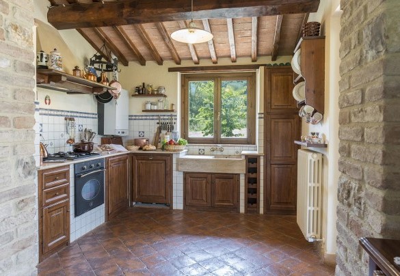 La cucina in muratura attrezzata in open con sala da pranzo e salotto - Casale al Doglio