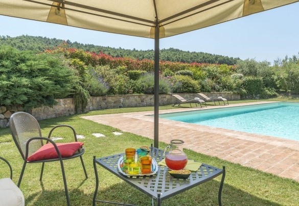 Il gazebo ombreggiato vicino alla piscina - Casale al Doglio