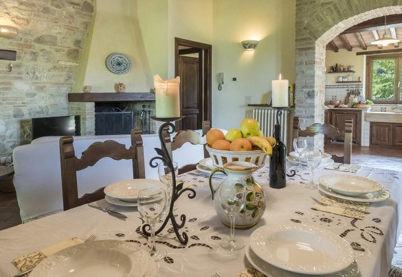 L'area pranzo in open space con salotto e cucina - Casale al Doglio