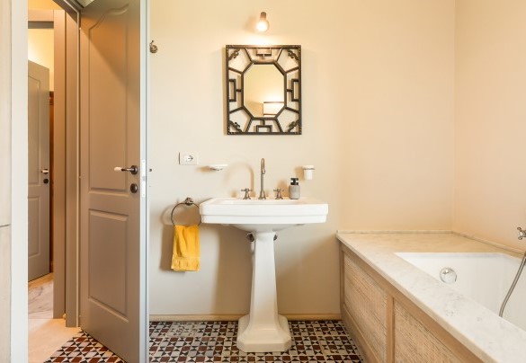 Bathroom with tub n.3 on the first floor serving bedrooms n.3 and n.4 - Casale Ansedonia
