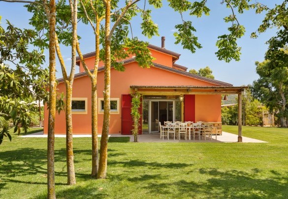 The villa surrounded by the well-kept lawn - Casale Ansedonia
