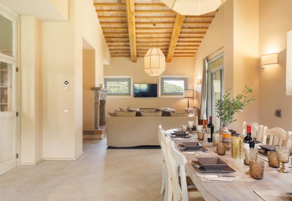 The large living room with dining area connected to the kitchen and exit to the garden - Casale Ansedonia