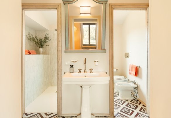 Bathroom with shower n.2 en suite to bedroom n.2, first floor - Casale Ansedonia