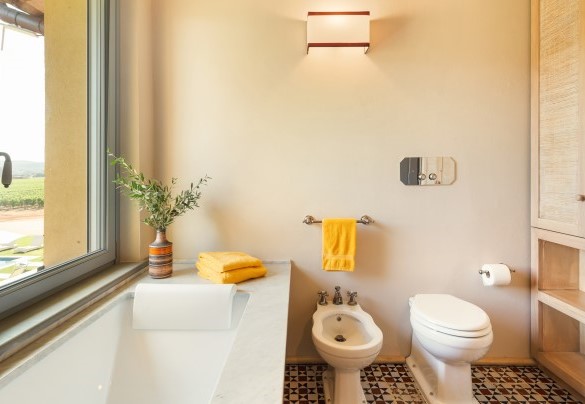 Bathroom with tub n.3 on the first floor serving bedrooms n.3 and n.4 - Casale Ansedonia