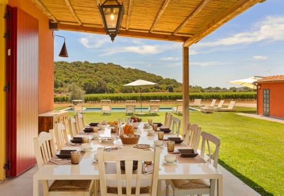 Pergola with dining table connected to the living room - Casale Ansedonia