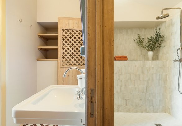 Bathroom with shower n.2 en suite to bedroom n.2, first floor - Casale Ansedonia