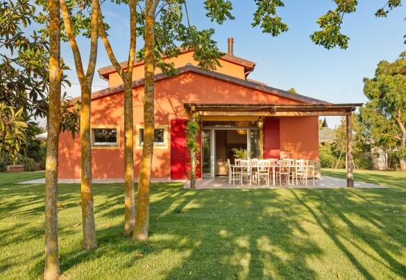 Pergola with dining table connected to the living room - Casale Ansedonia