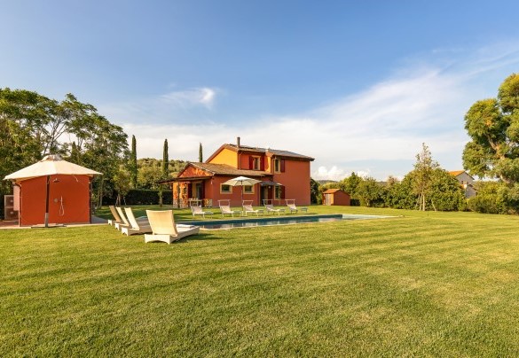 The villa and annex surrounded by the well-kept lawn - Casale Ansedonia