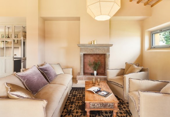 The large living room with living area, Smart TV, ornamental fireplace and connected to the kitchen - Casale Ansedonia