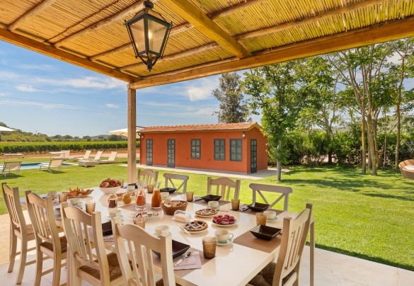Pergola with dining table connected to the living room - Casale Ansedonia