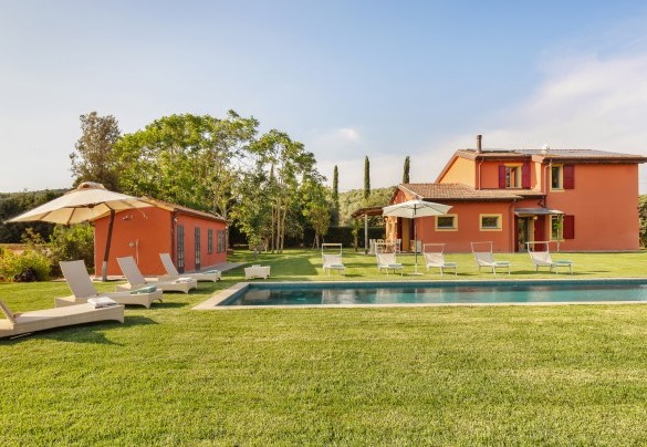 The solarium is a lawn, furnished with sunbeds, umbrellas and equipped with a hot shower - Casale Ansedonia