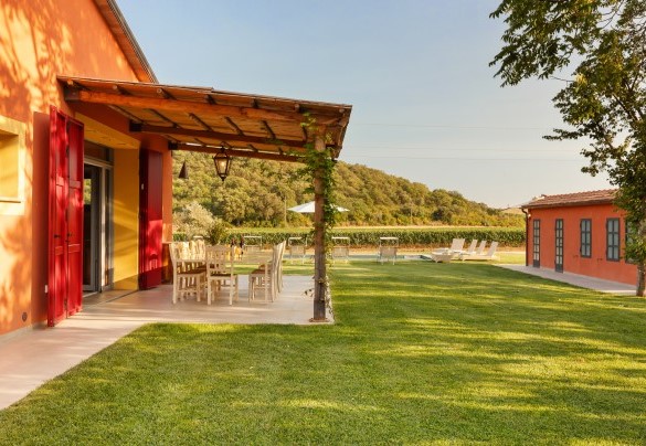 Pergola with dining table connected to the living room - Casale Ansedonia