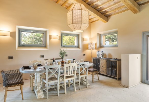The large living room with dining area and exit to the garden - Casale Ansedonia